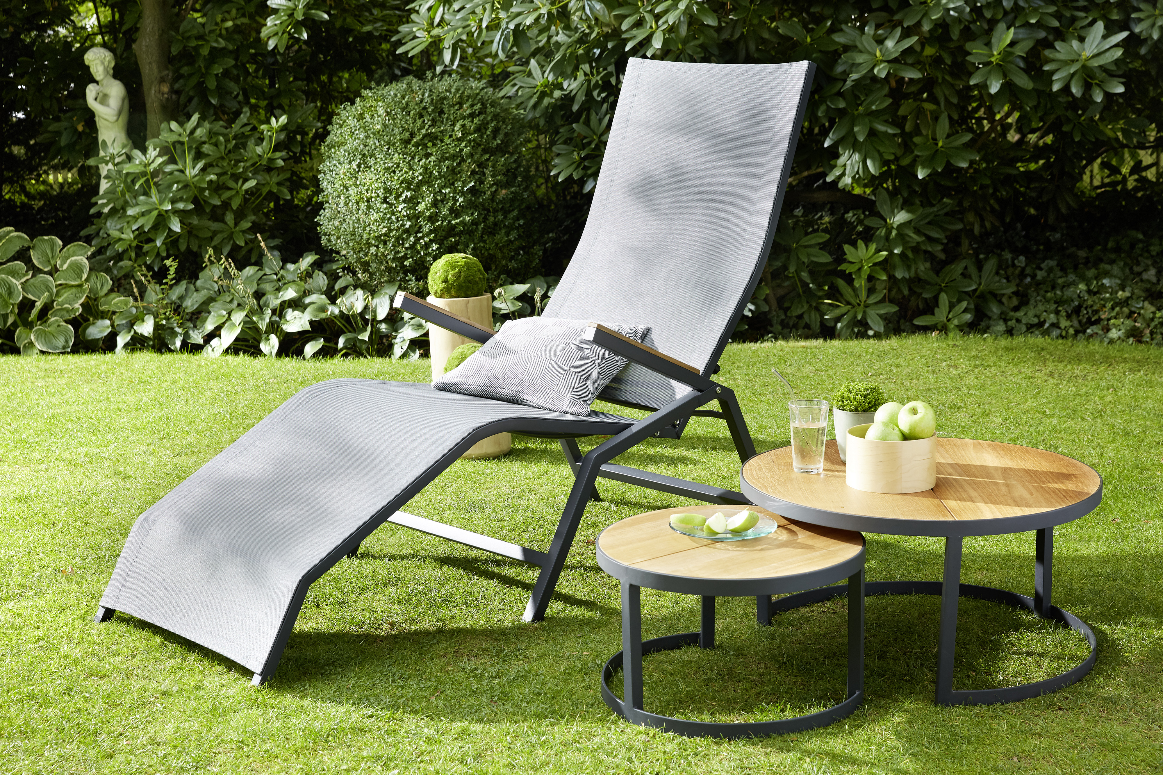 Relax Liege Valencia - Edelstahl-Dunkelgrau/Sunproof Sling-Silber /Weiß / Armlehne Teak